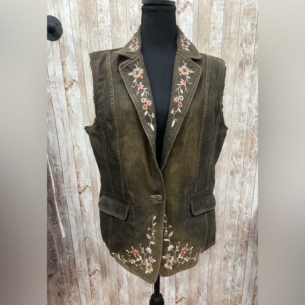 Floral Embroidered Vest‎